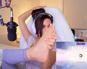 Twitch thot shows feet