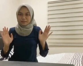 Melayu berbaju biru, bertudung kelabu!