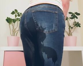 Lumi Wets her Jeans